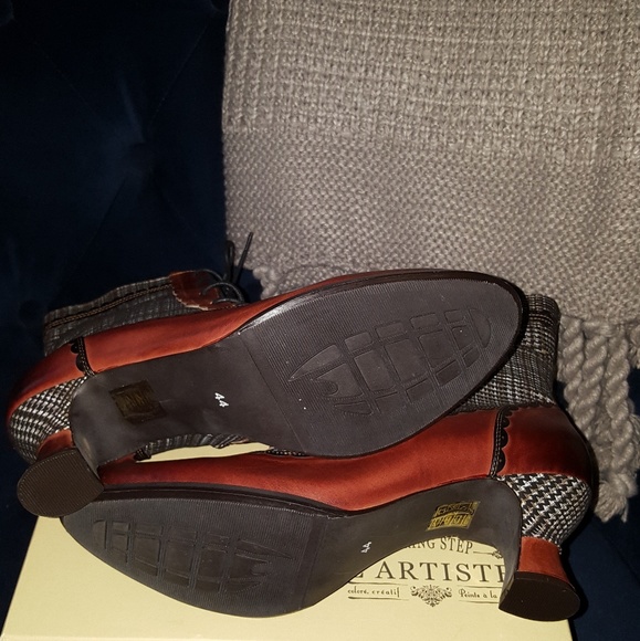 (SOLD) L' Artiste Shoes - Picture 8 of 8